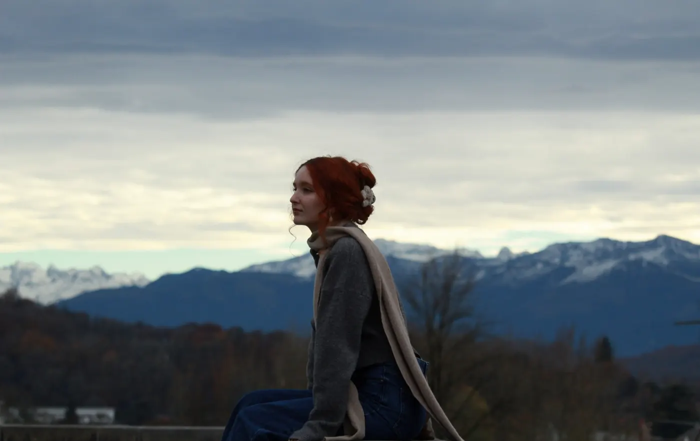 Portrait en profil face aux Pyrénées enneigées, par Léa Créon Bossonnet
